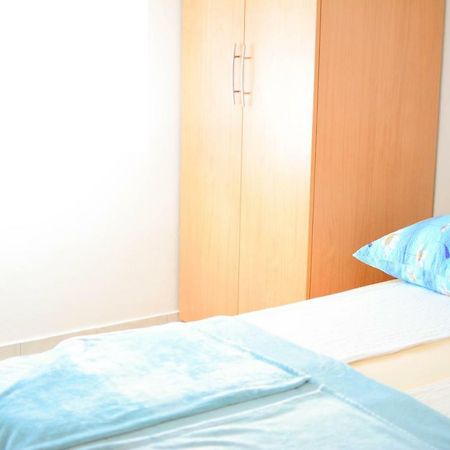 Apartmani Prvi Red Do Mora Pag Town Eksteriør billede