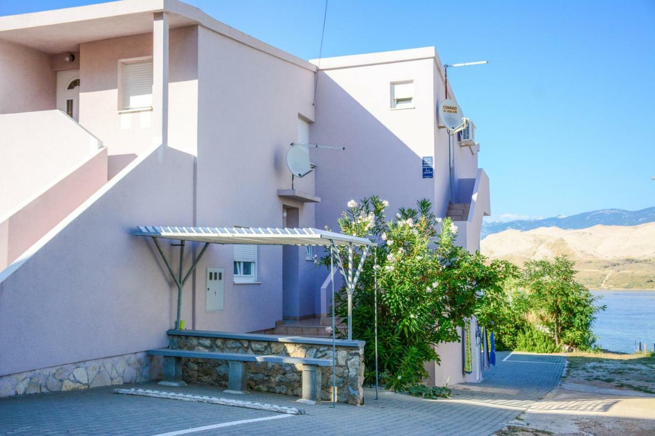 Apartmani Prvi Red Do Mora Pag Town Eksteriør billede