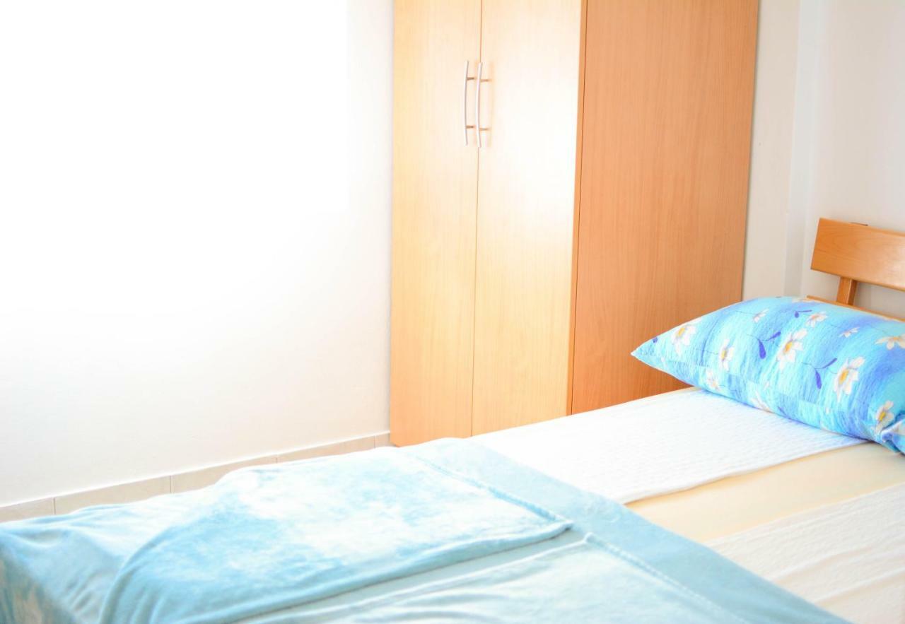 Apartmani Prvi Red Do Mora Pag Town Eksteriør billede