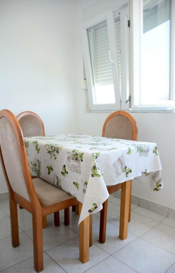 Apartmani Prvi Red Do Mora Pag Town Eksteriør billede