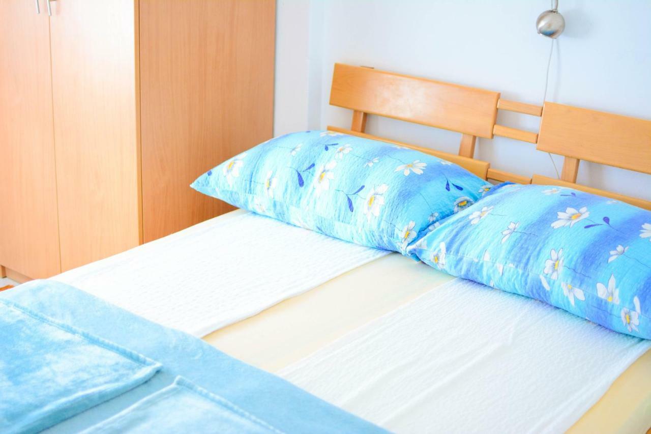 Apartmani Prvi Red Do Mora Pag Town Eksteriør billede