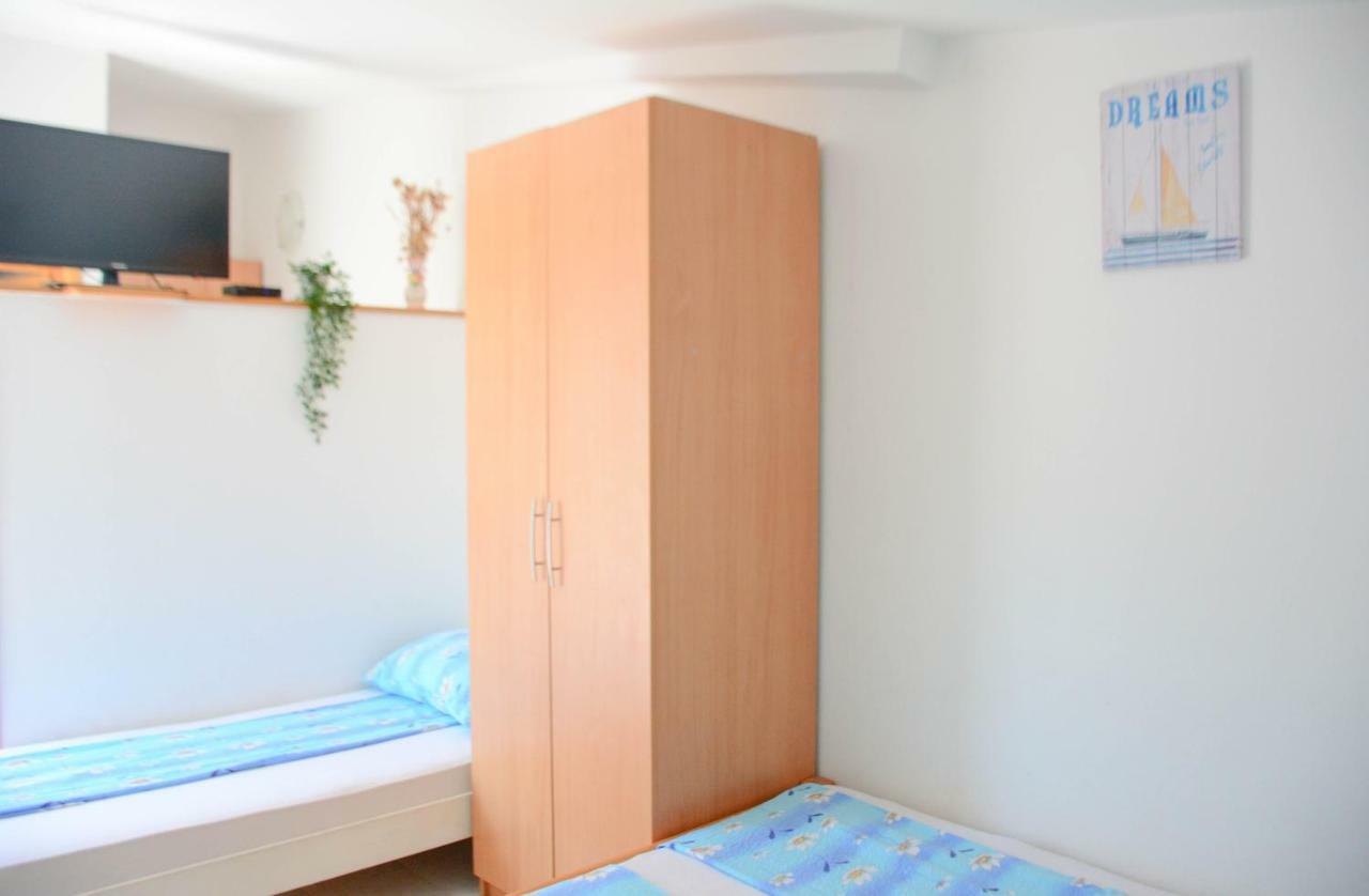 Apartmani Prvi Red Do Mora Pag Town Eksteriør billede