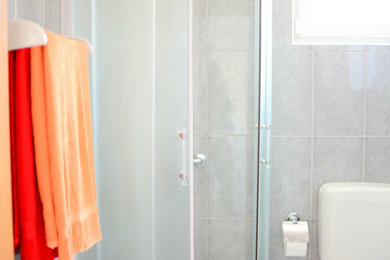 Apartmani Prvi Red Do Mora Pag Town Eksteriør billede