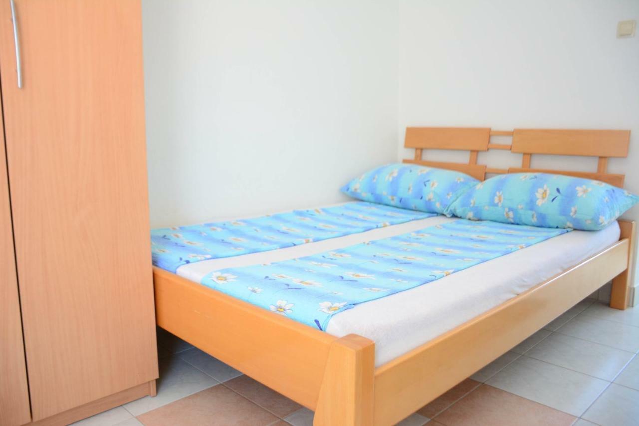 Apartmani Prvi Red Do Mora Pag Town Eksteriør billede