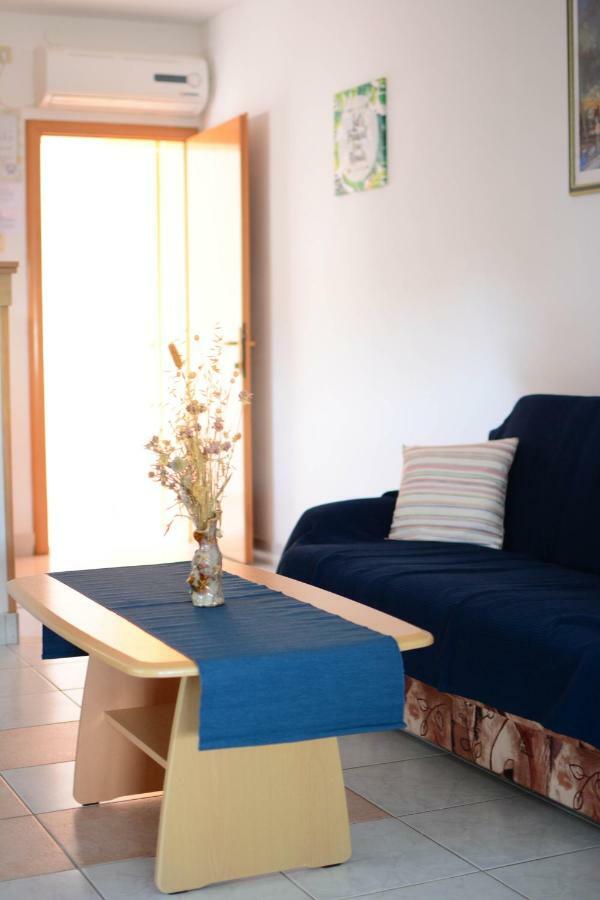 Apartmani Prvi Red Do Mora Pag Town Eksteriør billede